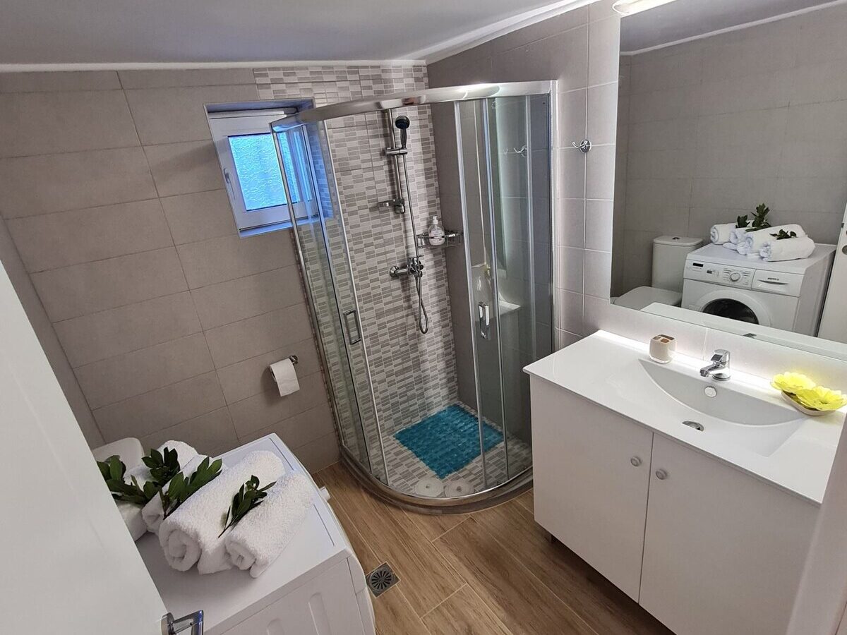 Bathroom with washing machine, Villa Andromachi, Corfu Town Homes
